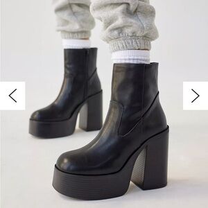 Black Platform Boots - W8
